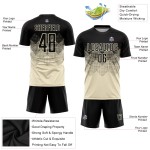 Benutzerdefiniertes Fußballtrikot in Schwarz mit Sublimationsdruck, cremefarben Benutzerdefiniertes Fußballtrikot in Schwarz mit Sublimationsdruck, cremefarben